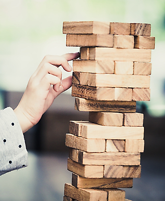 포토 JPG 해외이미지 손 교육 어린이 놀이 탁자 주택 사람 동양인 소년 사람없음 목재 장난감 노란색 탑 블록 게임 수리 큐브 건축업자 해외202009 해외포토 나무 건축물 남자 건축 컬러 가구 재료 인종 건물 신체부위 파일형식