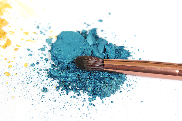 포토 JPG 해외이미지 사람없음 파란색 뷰티 손상 붓 화려 가루 흰배경 아이섀도 해외202009 해외포토 컬러 백그라운드 컨셉 화장품 흰색 파일형식