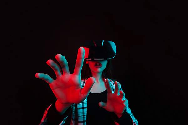 포토 JPG 해외이미지 여자 한명 손짓 상반신 성인 앞모습 손들기 스마트 하이테크 손뻗기 착용 웨어러블 가상현실 성인여자한명만 오큘러스 VR기기 해외202009 해외포토 1 뷰포인트 컨셉 모션 기술 사람 기계 여자한명만 성인여자만 파일형식