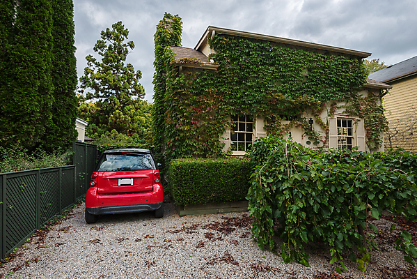 포토 JPG 해외이미지 나무 식물 디자인 외관 캐나다 건축양식 자동차 지붕 주택 사람없음 야외 건물 가로 빨간색 초록색 정원 침묵 낭만 재산 우아함 빌라 시골집 휴양지 화단 아이비 타운 교외 진짜 안락 해외202009 해외포토 건축물 건축 육상교통 컬러 컨셉 북아메리카 금융 소리 장소 도시 파일형식