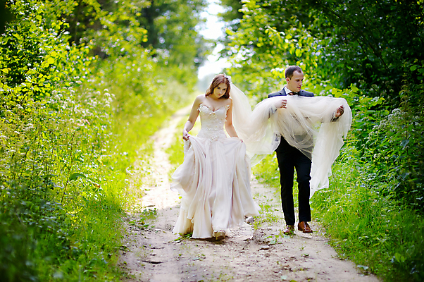 포토 JPG 해외이미지 주간 커플 공원 여자 남자 신부 결혼 결혼식 정장 턱시도 성인 야외 두명 앞모습 성인만 해외202009 해외포토 자연요소 옷 공공시설 뷰포인트 관계 사람 이벤트 파일형식