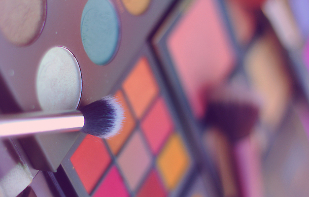 포토 JPG 해외이미지 실내 사람없음 아웃포커스 화장용품 아이섀도 메이크업브러쉬 섀도우팔레트 해외202009 해외포토 촬영기법 내부 화장품 붓 미용용품 파일형식