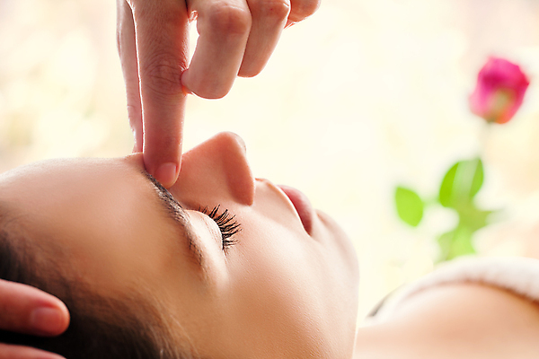 포토 JPG 해외이미지 라이프스타일 여자 꽃 얼굴 포즈 컨셉 휴식 스트레스 건강 관리 한명 치료 장미 머리 건강관리 스파 고통 터치 약재 마사지 분위기 지압 복지 테라피 물리치료 물리치료사 조작 치료사 해외202009 해외포토 식물 직업 1 감정 의학 사람 생활 신체부위 뷰티 약 사회이슈 파일형식