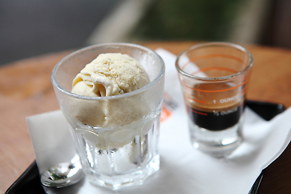 포토 JPG 해외이미지 아이스크림 디저트 실내 사람없음 아웃포커스 에스프레소 아포카토 해외202009 해외포토 커피 음식 촬영기법 내부 파일형식