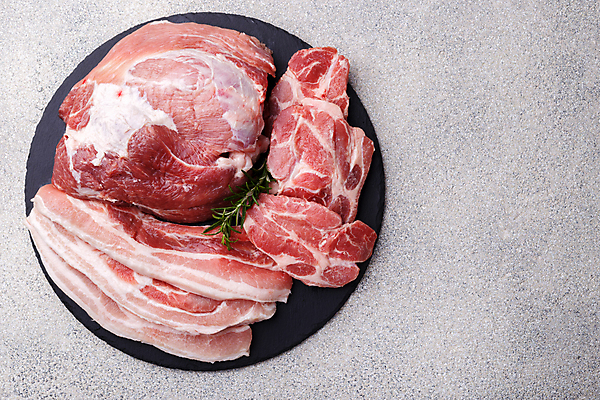 포토 JPG 해외이미지 음식 백그라운드 토마토 재료 탁자 건강 육류 돼지고기 스테이크 요리 사람없음 빨간색 검은색 식사 저녁식사 이탈리아 소고기 바위 흰색 신선 자르기 먹기 허브 향신료 메뉴 준비 날것 소금 바질 로즈메리 단백질 생식 절임 카피스페이스 해외202009 해외포토 식물 유럽 컬러 가구 채소 식재료 모션 서양음식 공백 돌_바위 영양소 향미료 파일형식