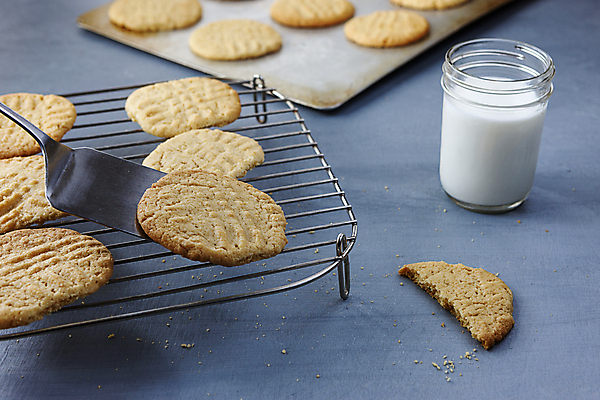 포토 JPG 해외이미지 전통 음식 백그라운드 유리 탁자 디저트 주택 쟁반 따뜻함 요리 사람없음 갈색 쌓기 쿠키 침묵 우유 흰색 대접 신선 원형 황금 달콤 맛 설탕 굽기 먹기 오브젝트 질감 땅콩 버터 구식 신발장 페스츄리 핸드메이드 바삭바삭 맛있는 해외202009 해외포토 도형 빵 컬러 가구 컨셉 모션 재질 유제품 건물 소리 견과류 구이 파일형식