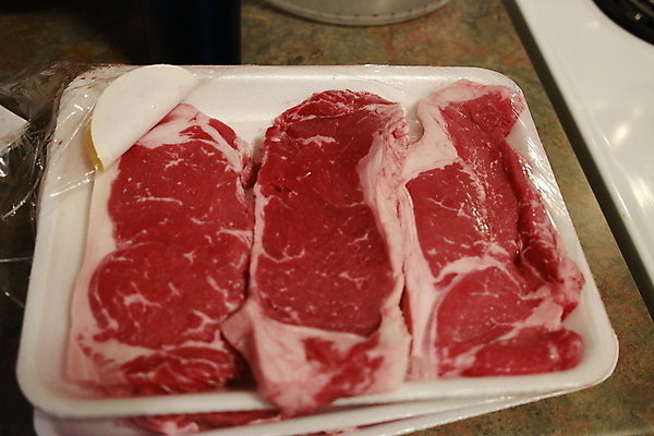 포토 JPG 해외이미지 잡화 음식 조각 백그라운드 부분 탁자 도마 육류 스테이크 요리 비프스테이크 사람없음 목재 빨간색 소고기 신선 양념 혈액 기름 바비큐 자르기 먹기 허브 허리 향신료 준비 날것 성적 대리석 후추 무침 로즈메리 등심 생식 정육점 해외202009 해외포토 레이스천 나무 식물 교육 컬러 가구 식재료 재료 모션 주방용품 서양음식 신체부위 상점 직물 향미료 파일형식