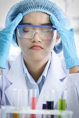 포토 JPG 해외이미지 피곤 실험기구 한명 사람 동양인 상반신 성인 앞모습 눈감음 성인여자한명만 신약개발 해외202009 해외포토 1 뷰포인트 과학 컨셉 모션 인종 개발 여자한명만 성인여자만 파일형식 신약_의학