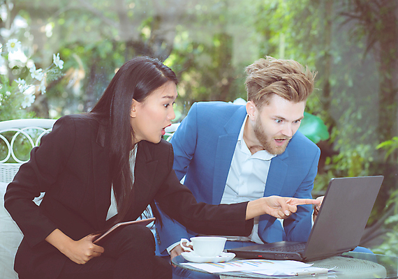 포토 JPG 해외이미지 백인 여자 2 비즈니스 사업가 대화 사람 두명 노트북 컴퓨터 사무실 알약 공책 놀람 업무 비즈니스맨 비즈니스우먼 토론 컨설턴트 상담 해외202009 해외포토 서양인 직업 남자 감정 문구용품 표정 말하기 전자제품 약 작업 직장인 전문직 파일형식