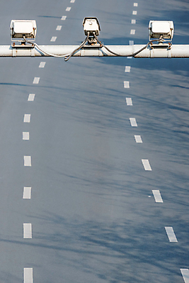 포토 JPG 해외이미지 도로 길 여행 교통시설 자동차 거리 경비 안전 사람없음 카메라 모니터 장비 운전 관찰 도시 고속도로 경찰 보호 소프트포커스 손목시계 속도 만족 보안 전자 공포 감시 시스템 동영상 블러 사생활 스파이 제어 해외202009 해외포토 직업 감정 육상교통 시계 교통 컨셉 장신구 모션 촬영기법 전자제품 컴퓨터 시설 파일형식