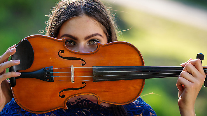 포토 JPG 해외이미지 백인 직업 라이프스타일 손 여자 얼굴 줄 음악 자연 갈색머리 창조 미술 한명 야외 10대 초록색 빛 유행 소리 공연 음악가 벚꽃 흰색 기구 잡기 클래식 우아함 바이올린 묘사 예술가 숨김 뮤지컬 플레이어 해외202009 관능적 해외포토 서양인 1 헤어스타일 꽃 컬러 컨셉 모션 청소년 현악기 문화예술 사람 이벤트 생활 신체부위 생태계 파일형식