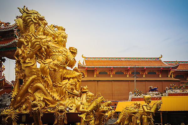 포토 JPG 해외이미지 전통 디자인 종교 문화 조각 여행 건축양식 태국 하늘 지붕 미술 동양인 사람없음 건물 장식 파란색 컬러풀 여행객 평화 탑 중국 기도 용 기둥 사찰 황금 수집 공상 사당 숭배 신앙심 스타일 해외202009 해외포토 건축물 건축 아시아 컬러 컨셉 종교건축 문화예술 사람 인종 파일형식