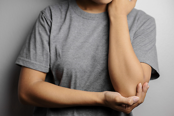 포토 JPG 해외이미지 여자 회색배경 실내 한명 사람 상반신 성인 앞모습 고통 잡기 관절염 팔꿈치 성인여자한명만 해외202009 해외포토 1 감정 뷰포인트 백그라운드 모션 내부 신체부위 회색 질병 팔 여자한명만 성인여자만 파일형식