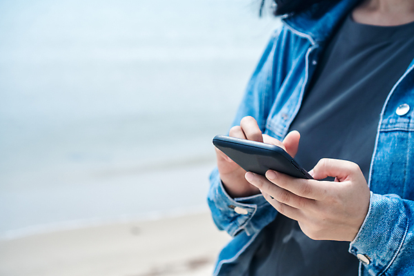 포토 JPG 해외이미지 템플릿 라이프스타일 손 여자 여행 인터넷 비즈니스 통신 손가락 탁자 모바일 세포 사람 사람없음 스마트폰 핸드폰 독서 알약 디지털 스크린 공백 카페 터치 흰색 잡기 네트워크 메시지 무선전화기 전화기 스마트 부름 보여주기 온라인 패드 목업 사용자 해외202009 해외포토 컬러 가구 컨셉 모션 생활 신체부위 전자제품 스마트기기 약 상점 파일형식