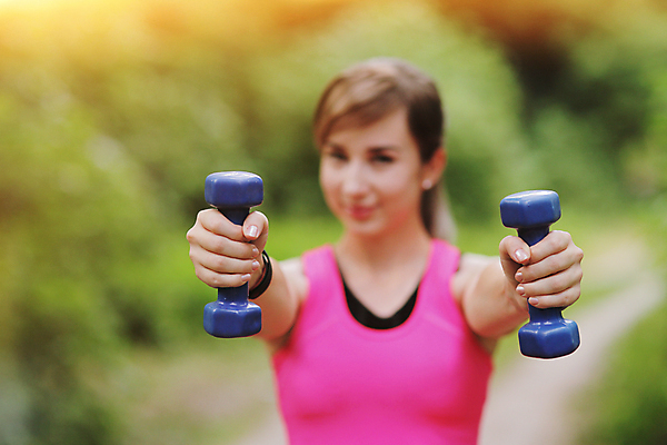 포토 JPG 해외이미지 백인 모델 공원 여자 행복 스포츠 신체 아침 근육 갈색머리 건강 한명 운동복 달리기 조깅 운동 햇빛 일출 힘 산책 숲 연습 속도 마라톤 달리기선수 양발 카피스페이스 자극 해외202009 해외포토 레이스천 주간 서양인 1 헤어스타일 옷 공공시설 감정 모션 휴식 사람 경기 태양 노을 공백 직물 육상스포츠 육상선수 파일형식