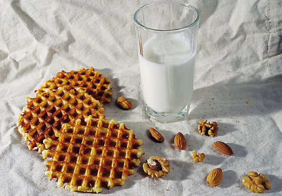 포토 JPG 해외이미지 디저트 잔 사람없음 우유 호두 아몬드 와플 해외202009 해외포토 식기 음식 유제품 견과류 파일형식