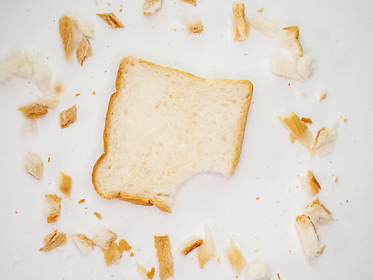 포토 JPG 해외이미지 실내 사람없음 식빵 흰배경 부스러기 해외202009 해외포토 빵 백그라운드 내부 흰색 파일형식