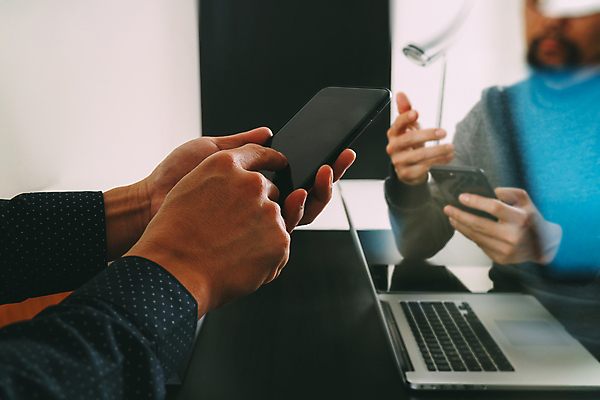 포토 JPG 해외이미지 직업 손 백그라운드 컨셉 2 인터넷 비즈니스 모바일 직장 사람 사람없음 금융 노트북 스마트폰 컴퓨터 사무실 자료 타이핑 키보드 업무 비즈니스맨 네트워크 그룹 스마트 책상 파일 나눔 온라인 소셜 지원 프로그래머 해외202009 해외포토 남자 가구 회사 신체부위 경제 전자제품 핸드폰 스마트기기 작업 직장인 파일형식