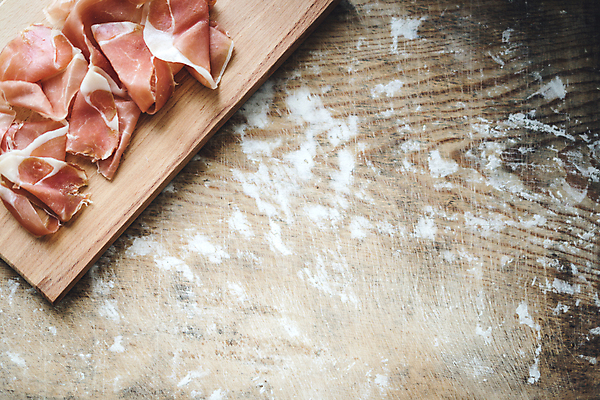 포토 JPG 해외이미지 전통 접시 음식 조각 백그라운드 재료 치즈 건강 육류 돼지고기 요리 사람없음 목재 빨간색 초록색 주방 식사 이탈리아 흰색 신선 파마 소시지 맛 상품 먹기 허브 햄 슬라이스 베이컨 후추 로즈메리 훈제 내추럴 단백질 스페인어 식품점 맛있는 프로슈토 해외202009 해외포토 나무 식물 헤어스타일 식기 유럽 컬러 컨셉 식재료 모션 유제품 상점 가공식품 향신료 영양소 파일형식