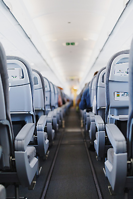 포토 JPG 해외이미지 의자 비행기 사람없음 소프트포커스 통로 해외202009 해외포토 가구 항공교통 대중교통 촬영기법 파일형식