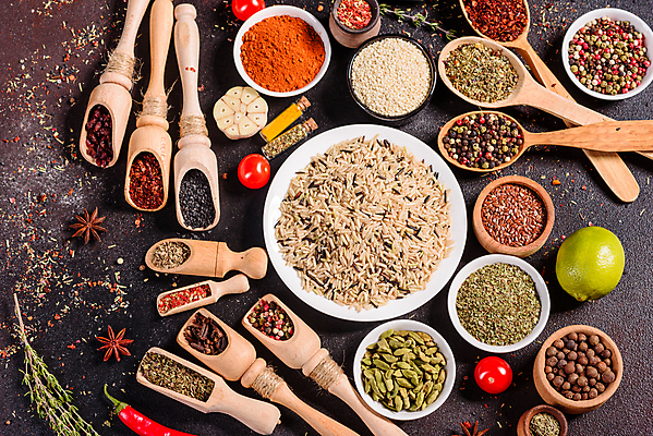 포토 JPG 해외이미지 잎 재료 탁자 사람없음 숟가락 양념 조미료 고수 가루 허브 소금 후추 카레 생강 바질 로즈메리 시나몬 강황 해외202009 해외포토 식물 음식 가구 채소 식재료 수저 향신료 향미료 파일형식