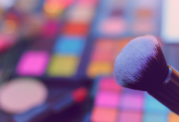 포토 JPG 해외이미지 실내 사람없음 아웃포커스 립스틱 화장용품 아이섀도 메이크업브러쉬 섀도우팔레트 해외202009 해외포토 촬영기법 내부 화장품 붓 미용용품 파일형식