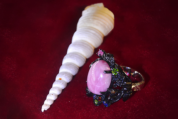 포토 JPG 해외이미지 디자인 결혼 백그라운드 목걸이 팔찌 선물 사람없음 빛 유행 금속 검은색 바위 반지 화려 황금 고급 은색 크리스탈 보석 수집 에메랄드 다이아몬드 보물 고립 사파이어 전용 핸드메이드 해외202009 해외포토 컬러 컨셉 장신구 재질 이벤트 돌_바위 광석 파일형식