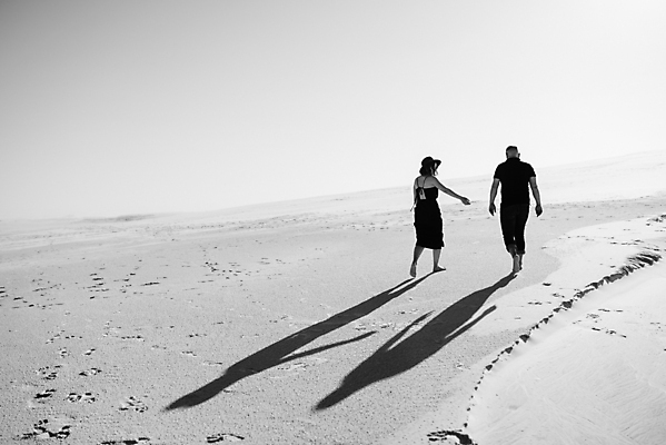 포토 JPG 해외이미지 나무 커플 드레스 남자 모래 바다 맨발 하늘 함께함 두명 물 파란색 달리기 검은색 산책 기쁨 자유 흰색 청바지 발자국 해외202009 해외포토 자연요소 식물 옷 감정 컬러 컨셉 바지 관계 자국 모션 발 휴식 사람 파일형식