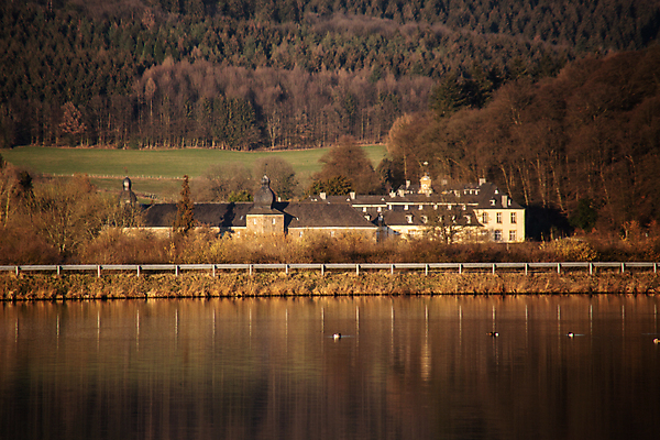 포토 JPG 해외이미지 나무 구름 유물 사람없음 건물 파란색 갈색 탑 바위 흰색 중세 잠금 천국 귀족 해외202009 해외포토 자연요소 식물 전통 건축물 컬러 돌_바위 역사 보안 파일형식