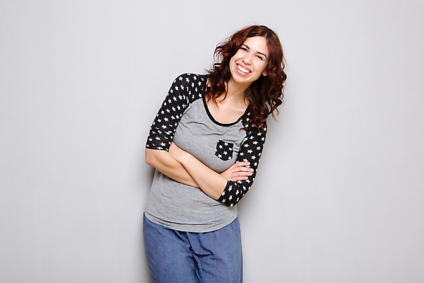 포토 JPG 해외이미지 백인 모델 1 라이프스타일 응시 여자 행복 얼굴 벽 백그라운드 한명 미소 사람 성인 유행 팔짱 회색 흰색 표현 자신감 시원함 스타일 카피스페이스 해외202009 해외포토 서양인 시선 감정 컬러 모션 표정 생활 신체부위 공백 파일형식