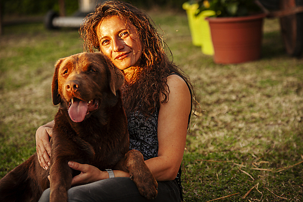 포토 JPG 해외이미지 동물 라이프스타일 계절 공원 여자 행복 밭 장난 가족 자연 놀이 함께함 건강 사랑 한명 사람 성인 야외 초록색 반려동물 봄 우정 기쁨 흰색 시골 개 리트리버 래브라도리트리버 주말 기르기 해외202009 해외포토 1 공공시설 감정 컬러 컨셉 농업 포유류 관계 생활 친구 생태계 돌봄 파일형식