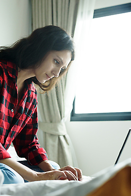 포토 JPG 해외이미지 긴머리 여자 행복 셔츠 창문 가정 베개 놀이 아침 새해 주택 실내 한명 미소 앉기 빨간색 노트북 빛 햇빛 갈색 검은색 공책 침실 회색 흰색 청바지 침대 작업 달콤 은색 무선전화기 거짓말 퀼트 혼혈 해외202009 해외포토 주간 1 헤어스타일 감정 컬러 가구 상의 바지 침구 모션 문구용품 표정 사람 내부 건물 전자제품 태양 맛 전화기 다문화 파일형식
