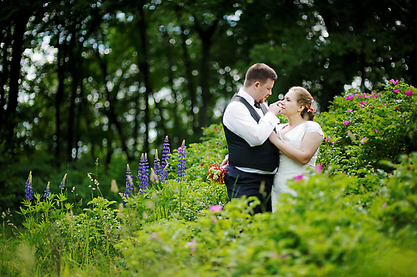 포토 JPG 해외이미지 주간 모자 공원 여자 남자 신부 결혼 결혼식 키스 정장 턱시도 성인 야외 두명 옆모습 성인만 해외202009 해외포토 자연요소 잡화 옷 공공시설 뷰포인트 사람 이벤트 애정표현 파일형식