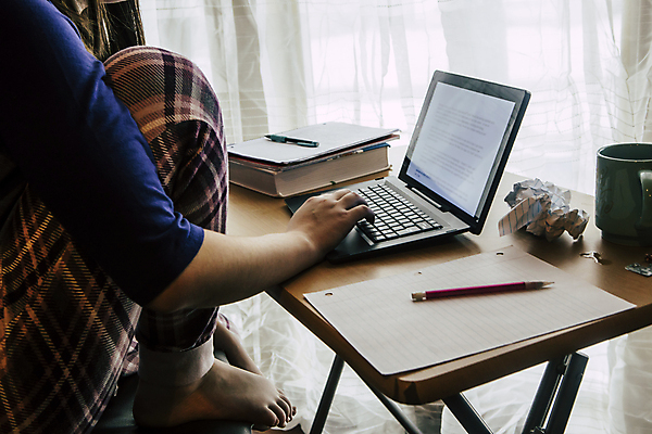 포토 JPG 해외이미지 백인 1 학생 라이프스타일 손 여자 교육 종이 커피 인터넷 통신 탁자 주택 실내 사람 앉기 사람없음 내부 노트북 스터디 컴퓨터 연필 디지털 스크린 모니터 공책 머그컵 키보드 업무 작업 네트워크 무선전화기 와이파이 전자 안드로이드 온라인 소셜 해외202009 해외포토 서양인 음료 가구 모션 문구용품 학용품 건물 생활 신체부위 컵 전자제품 학습 필기구 전화기 로봇 무선인터넷 파일형식