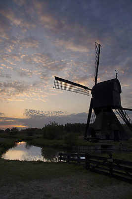 포토 JPG 해외이미지 구름 자연 하늘 풍경 사람없음 건물 물 컬러풀 태양 평화 침묵 고요 일몰 풍차 시골 역사 저녁 네덜란드 기념물 천연기념물 옛날 해외202009 해외포토 자연요소 건축물 유럽 컬러 컨셉 노을 소리 야간 생태계 파일형식