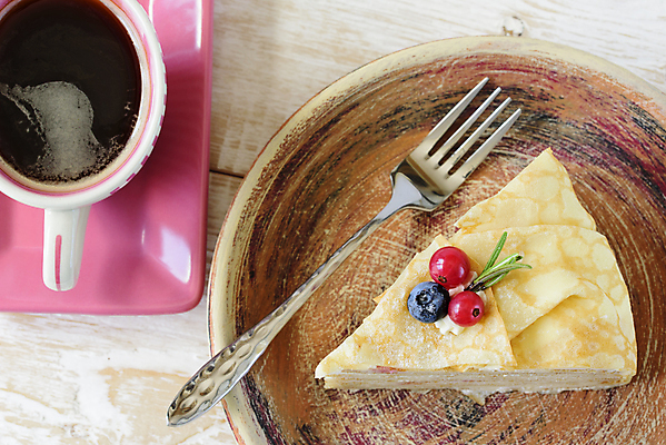 포토 JPG 해외이미지 커피 포크 티타임 사람없음 하이앵글 케이크 달콤 커피잔 베리 크레이프 해외202009 해외포토 식기 음료 뷰포인트 과일 휴식 디저트 잔 맛 파일형식