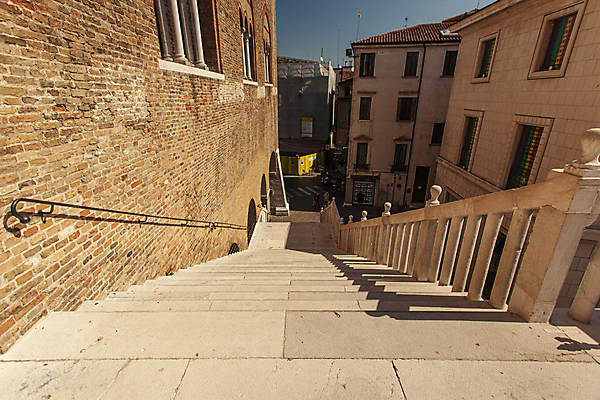 포토 JPG 해외이미지 문화 여행 건축양식 창문 휴가 미술 한명 건물 파란색 조각상 계단 탑 이탈리아 궁전 도시 역사 아치 정사각형 대리석 베네치아 북쪽 천연기념물 고딕 옛날 해외202009 해외포토 도형 1 건축물 건축 유럽 컬러 고건축 재료 문화예술 사람 조형물 방향 파일형식