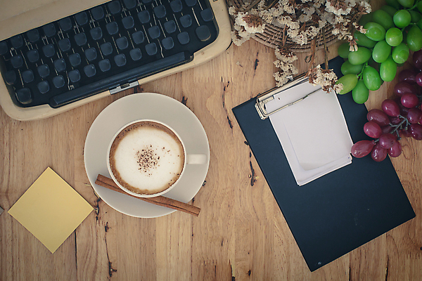 포토 JPG 해외이미지 남자 종이 백그라운드 비즈니스 탁자 관리 사람 사람없음 목재 사무실 금속 검은색 기계 장비 수확 골동품 흰색 기록 클래식 정상 편지 작가 책상 복고 타자기 타입 옛날 조작 해외202009 해외포토 나무 직업 컬러 가구 컨셉 농업 재료 재질 파일형식