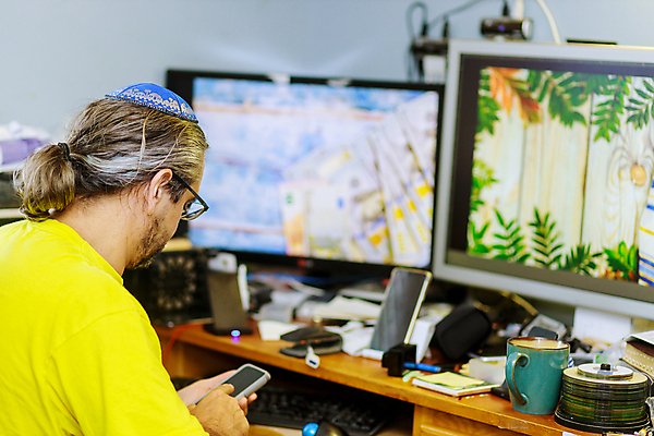 포토 JPG 해외이미지 응시 남자 한명 들기 성인 옆모습 스마트폰 컴퓨터 업무 디자이너 프리랜서 성인남자한명만 해외202009 해외포토 직업 1 시선 뷰포인트 모션 사람 전자제품 핸드폰 스마트기기 작업 남자한명만 성인남자만 파일형식