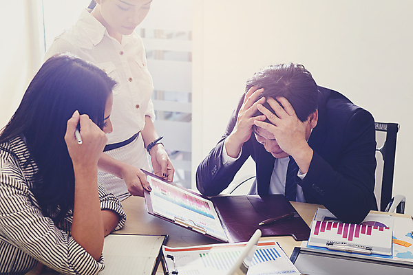 포토 JPG 해외이미지 백인 직업 디자인 여자 남자 40대 비즈니스 탁자 회의 협력 아이디어 실내 대화 사람 앉기 가로 세명 노트북 컴퓨터 사무실 업무 작업 비즈니스맨 비즈니스우먼 그룹 계획 토론 디자이너 책상 동료 히스패닉 마케팅 프로젝트 브레인스토밍 해외202009 해외포토 서양인 중년 가구 컨셉 관계 모션 말하기 내부 전자제품 직장인 파일형식