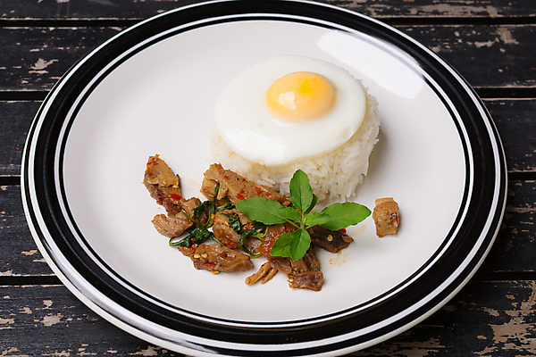 포토 JPG 해외이미지 접시 아시아 음식 태국 고추 밥 마늘 육류 돼지고기 요리 사람없음 계란 식사 튀김 매움 후추 바질 해외202009 젓기 해외포토 식기 나라 채소 식재료 모션 알 맛 향신료 파일형식