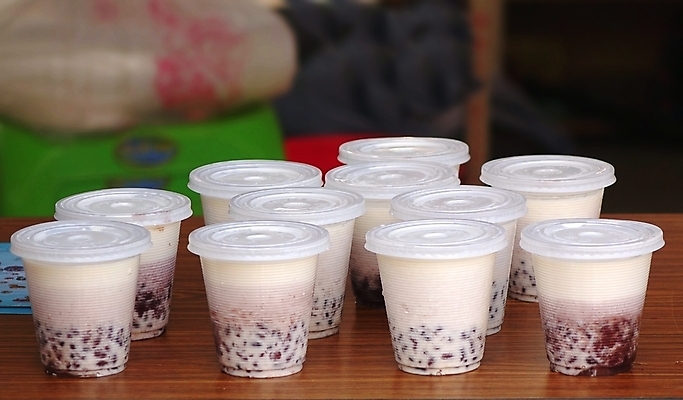 포토 JPG 해외이미지 음료 음식 공 탁자 사람없음 컵 우유 추위 뚜껑 신선 시장 차 달콤 플라스틱 대만 부드러움 녹말 인기 해외202009 해외포토 식기 아시아 가구 재질 유제품 감각 맛 파일형식