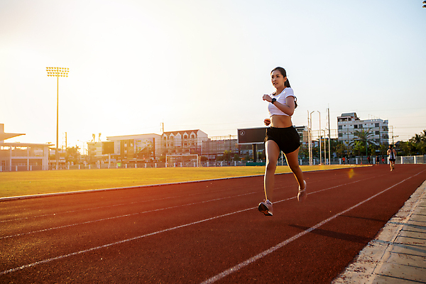 포토 JPG 해외이미지 나무 라이프스타일 여자 스포츠 자연 하늘 한국 건강 한명 동양인 잔디 성인 야외 옆모습 빨간색 초록색 파란색 운동복 달리기 조깅 운동 햇빛 일출 일본 맑음 검은색 중국 힘 경기장 수확 연습 마라톤 포니테일 달리기선수 선로 카피스페이스 해외202009 해외포토 식물 1 헤어스타일 옷 아시아 뷰포인트 컬러 농업 스포츠시설 모션 날씨 사람 인종 경기 생활 태양 노을 공백 육상스포츠 생태계 육상선수 파일형식