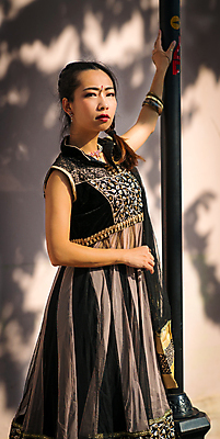 포토 JPG 해외이미지 모델 전통 라이프스타일 응시 여자 행복 문화 얼굴 포즈 거리 건강 한명 동양인 인종 유행 검은색 중국 어둠 덮개 램프 표현 보석 인도인 다문화 다민족 싱가폴 해외202009 해외포토 외국인 1 시선 감정 아시아 컬러 조명 사람 생활 신체부위 뚜껑 광석 사회이슈 파일형식