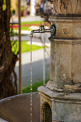 포토 JPG 해외이미지 구름 섬 하늘 휴가 휴식 주택 건강 사람없음 건물 치료 물 여름 햇빛 약 스파 목욕 뜨거움 역사 약초 분수 휴양지 테라피 내추럴 돌봄 슬로바키아 해외202009 해외포토 자연요소 건축물 계절 유럽 컨셉 의학 모션 태양 뷰티 청결 장소 풀_식물 파일형식