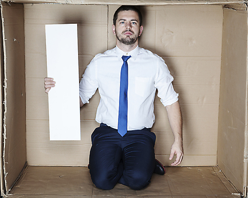 포토 JPG 해외이미지 전신 백인 남자 한명 들기 앉기 성인 앞모습 상자 사무실 비즈니스맨 무릎꿇기 갇힘 답답함 성인남자한명만 카피스페이스 해외202009 해외포토 서양인 1 뷰포인트 비즈니스 모션 사람 공백 직장인 감각 남자한명만 성인남자만 파일형식