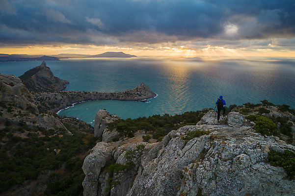 포토 JPG 해외이미지 구름 실루엣 바다 자연 하늘 아침 산 안테나 사람 풍경 사람없음 초록색 햇빛 태양 정상 망토 사진사 언덕 러시아 암초 절정 해외202009 해외포토 주간 자연요소 유럽 컬러 통신 촬영기법 작가 생태계 파일형식