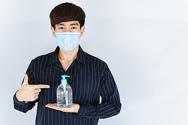 포토 JPG 해외이미지 남자 백그라운드 마스크 한명 서기 들기 사람 동양인 상반신 성인 앞모습 가리킴 성인남자한명만 코로나바이러스 손소독제 포스트코로나 해외202009 델타변이바이러스 위드코로나 해외포토 1 뷰포인트 모션 인종 손짓 바이러스 사회이슈 소독제 남자한명만 성인남자만 파일형식