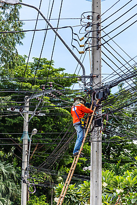포토 JPG 해외이미지 선 패턴 교통시설 태국 하늘 안테나 사람없음 환경 금속 힘 기차 에너지 네트워크 철 방콕 머리위 철사 시스템 봉 짐차 유지 발판 돛대 루트 전압 철강 공급 해외202009 해외포토 아시아 육상교통 교통 무늬 통신 자동차 재질 대중교통 시설 파일형식
