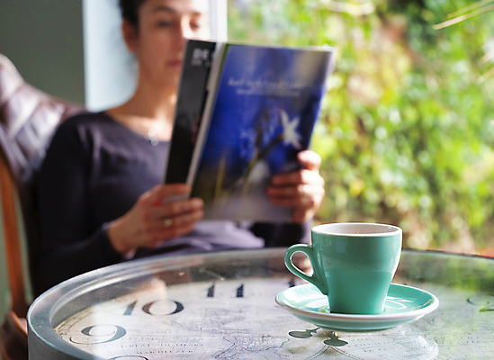 포토 JPG 해외이미지 1 라이프스타일 여자 행복 여유 음료 가구 거실 의자 창문 휴식 아파트 주택 실내 한명 사람 앉기 내부 책 컵 가로 독서 방 머그컵 수확 마시기 흰색 시간 뜨거움 차 잡지 복고 긍정 히스패닉 시각장애인 카피스페이스 안락 해외202009 해외포토 식기 감정 컬러 생활용품 컨셉 농업 모션 건물 생활 간행물 공백 장애인 파일형식